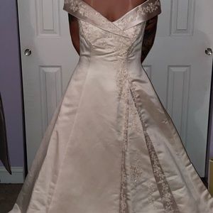 This is a brand new Cosmobello Italian wedding dress. Never before worn.
